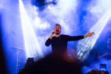 Praça Matriz de Auriflama Fica Tomada de Fé e Emoção em Show de Tony Allysson