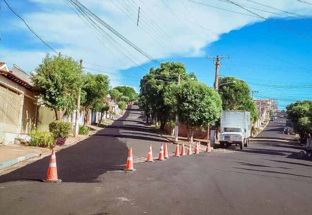 Auriflama no Asfalto Novo: Maior Programa de Recapeamento da História Transforma as Ruas da Cidade.